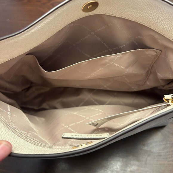 MICHAEL KORS LT CREAM NICOLE MD PEBBLE LEATHER SHOULDER BAG - Picture 5 of 7